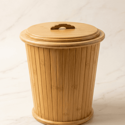 سلة مهملات من الخيزران بفتحة علوية وغطاء& : Bamboo Step-On Bin with Covered Top