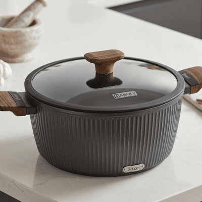 حلة طهي غير لاصقة (مقاس 30 سم) من "بارولي" بمقابض خشبية. & Baroly Non-Stick Casserole Pot (30 cm) with Wooden Handles.