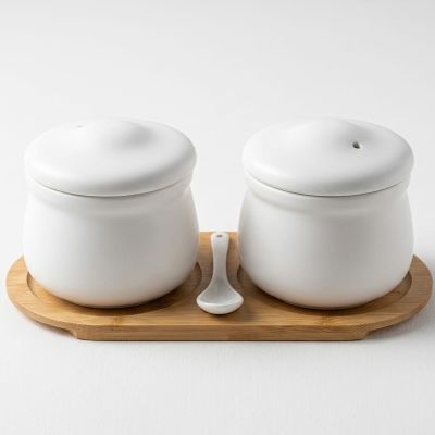 طقم علب توابل سيراميك بغطاء وقاعدة خشبية - قطعتين.  ​2-Piece Ceramic Spice Jar Set with Wooden Bases