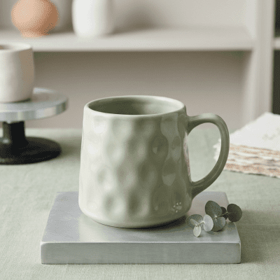 كوب سيراميك أخضر فاتح بملمس متموج &  Light Green Ceramic Mug with Wavy Texture