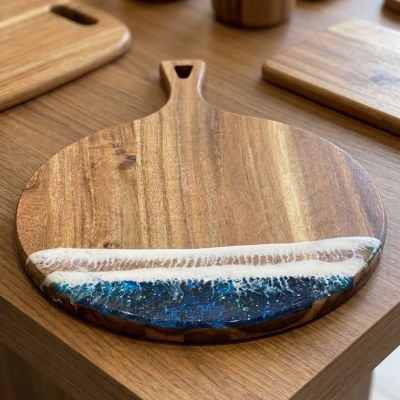 : لوح تقطيع وتقديم خشبي بديكور "أمواج البحر" (ريزن)  %: Wooden Cutting & Serving Board with Ocean Resin Art
