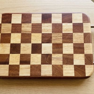 لوح تقطيع وتقديم خشبي بتصميم مربعات (شطرنج)&  Wooden Cutting & Serving Board - Checkerboard Design
