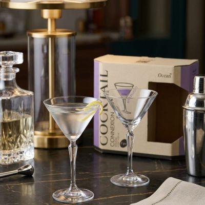 ​🍸✨ ارتقِ بفن الضيافة ✨🍸 ​أضف لمسة من الأناقة العصرية إلى مناسباتكم الخاصة مع طقم كؤوس الكوكتيل والمارتيني "Connexion" من Ocean. تصميم كريستالي كلاسيكي يبرز جمال مشروباتك المفضلة، بلمسة مميزة على الساق تضفي طابعاً فريداً. ​📦 يحتوي الطقم على كأسي