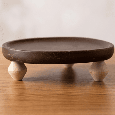 قاعدة خشبية دائرية للتقديم بأرجل صغيرة  & Round Wooden Pedestal Stand