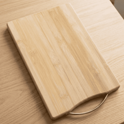 لوح تقطيع من الخيزران (بامبو) بمقبض معدني  & : Bamboo Cutting Board with Metal Handle