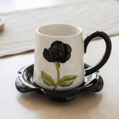 كوب قهوة سيراميك بتصميم وردة بارزة سوداء مع طبق على شكل زهرة&  Ceramic Black Rose Embossed Coffee Mug with Flower-Shaped Saucer
