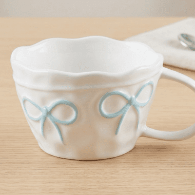 كوب سيراميك بتصميم فيونكات بارزة باللون الأزرق & : Ceramic Mug with Embossed Blue Ribbon (Bow) Design