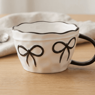 كوب سيراميك بتصميم الفيونكة السوداء. & : Black Bowknot Design Ceramic Mug
