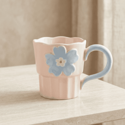 : كوب سيراميك بتصميم الزهرة البارزة (اللون الوردي). & : 3D Flower Design Ceramic Mug (Pastel Pink).