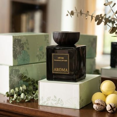 انقل أجواء الفخامة إلى مساحتك الخاصة مع موزع العطر "AROMA". تصميم أنيق يجمع بين عبق الروائح الفاخرة وجمال الديكور العصري، ليمنح منزلك لمسة من الهدوء والرقي الذي تستحقه. 🌿✨ ​ Bring an atmosphere of luxury into your personal space with the "A