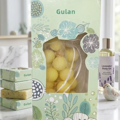 انغمس في عالم من السكينة والرقي مع مجموعة Gulan الفاخرة. 🌿✨ من كرات الصابون الطبيعية الفوارة إلى زيت الجسم باللافندر المهدئ، كل قطعة مصممة بعناية لتمنحك تجربة سبا منزلية لا تنسى. دلل نفسك وابدأ طقوس الاسترخاء الآن. ​ Immerse yourself in a world of serenit