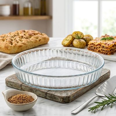 للبيتزا والمخبوزات المتقنة! صينية "سيماكس" (Simax) الزجاجية ذات الحواف المضلعة (Fluted Baking Dish). تصميم أوروبي يضمن توزيعاً مثالياً للحرارة لنتائج احترافية في كل مرة. 🍕✨ ​ For perfect pizza and baked goods! The "Simax" fluted glass 