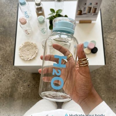 رطّب جسمك وصفي ذهنك. خيارك اليومي لمياه نقية، نقية ومنعشة. ✨ ​💧 Hydrate your body, clear your mind. Your daily choice for pure, refreshing water. ✨