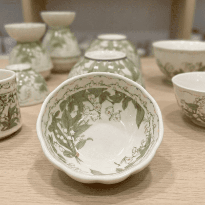 : طبق صوص سيراميك صغير مزين بنقوش نباتية  & Small Ceramic Sauce Dish with Botanical Pattern
