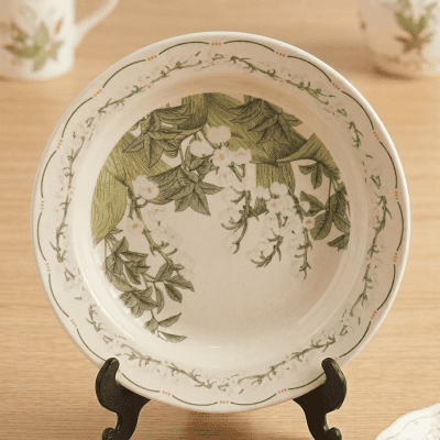 طبق تقديم عميق مزين بنقوش نباتية  & : Deep Serving Plate with Botanical Pattern