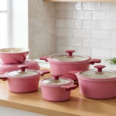 اجعلي مطبخك ينبض بالحياة مع طقم طهي "Aura Home" الوردي والأنيق. ✨💖🍳 ​ ​Brighten up your kitchen with the stylish and pink "Aura Home" cookware set. ✨💖🍳