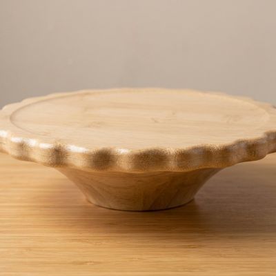 : حامل كيك خشبي (أو طبق تقديم خشبي) ذو حواف مموجة.  & Scalloped Edge Wooden Ca ke Stand.