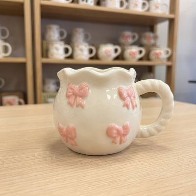كوب سيراميك بتصميم الفيونكات الوردية (أو "مج الفيونكات").   Pink Bow Ceramic Mug / Ribbon Bow Coffee Cup.