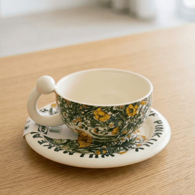 طقم كوب وصحن سيراميك بنقشة الزهور البرية.  &  Floral Pattern Ceramic Cup and Saucer Set.