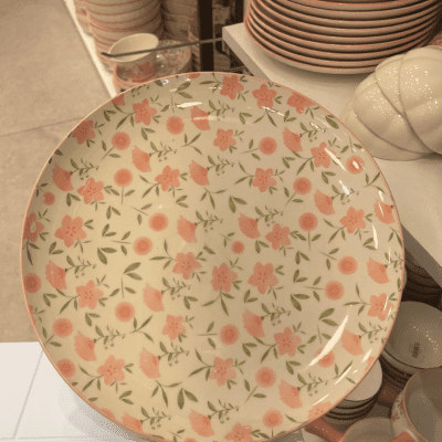 طبق تقديم مسطح بنقشة زهور رقيقة  & : Flat Serving Plate with Delicate Floral Print