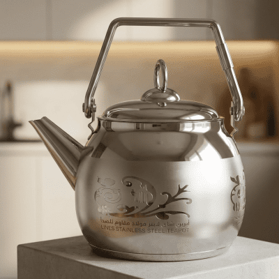 براد تركي استيل 2 لتر بومبيه من Lines، إصدار Gold، مزود بيد رأسية ونقوش ليزر دقيقة. ​ Turkish bomb-style stainless steel teapot, 2L capacity, from Lines (Gold Edition), featuring a vertical handle and fine laser engravings.