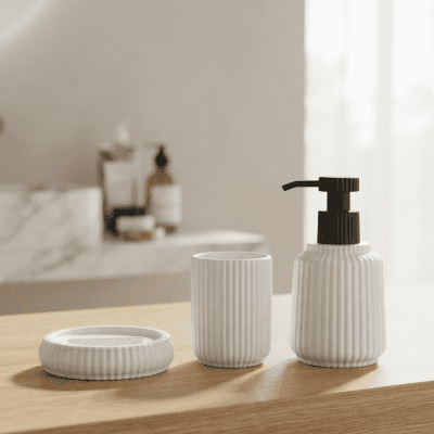 : طقم إكسسوارات حمام سيراميك بتصميم مضلع.  & : Ribbed Ceramic Bathroom Accessory Set.