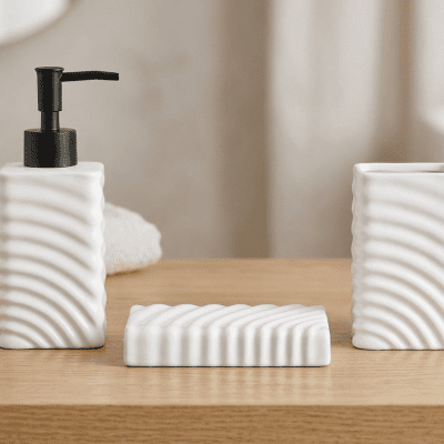 : طقم إكسسوارات حمام سيراميك بتصميم مموج.&  Wavy-Design Ceramic Bathroom Accessory Set.