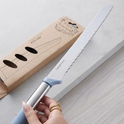 سكين خبز مشرشرة بيد معدنية متينة من Casaenova، دقة في التقطيع وأناقة لا تضاهى. ​ The perfect knife for all your baked goods! 🥐 Casaenova serrated bread knife with a durable metal handle, offering unmatched precision and elegance.