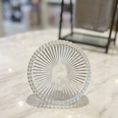 طفاية سجائر زجاجية دائرية بتصميم مضلع كلاسيكي.    highly practical item and a sophisticated decorative piece for offices and homes.