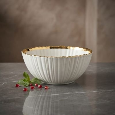 طبق زجاجي فاخر ابيض مع خط دهبي  A luxurious white glass plate with a gold stripe