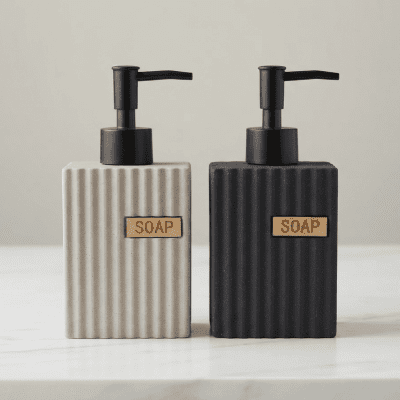موزع صابون سيراميك مضلع بلمسة خشبية (متوفر بلونين) بالقطعه .  &Ribbed Ceramic Soap Dispenser with Wooden Detail (Available in two colors)