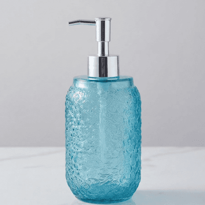موزع صابون زجاجي أزرق بنقوش بارزة.  بالإنجليزية: Blue Glass Soap Dispenser with Embossed Pattern.