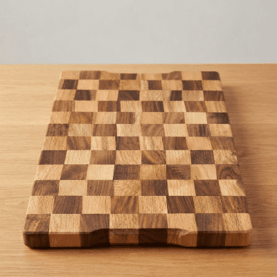 لوح تقطيع خشبي بنمط الشطرنج (مربعات). & : Wooden Cutting Board with Checkered Pattern.