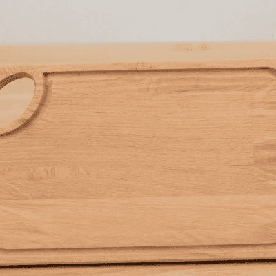 بلانشة تقطيع خشبية بمجرى سائل (مقاس ميديم 21.5 * 36 سم). من شركه (sas ) & Wooden Cutting Board with Juice Groove (Medium Size 21.5x36 cm).