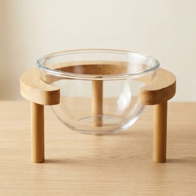 وعاء تقديم زجاجي شفاف مع حامل خشبي ثلاثي من البامبو.  Clear Glass Serving Bowl with Bamboo Wooden Tripod Stand