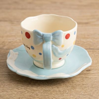 طقم فنجان وصحن سيراميك بيبي بلو بنمط منقط وتصميم فيونكة مجسمة.&: Ceramic Cup and Saucer Set with Polka Dot Pattern and 3D Bow Design.