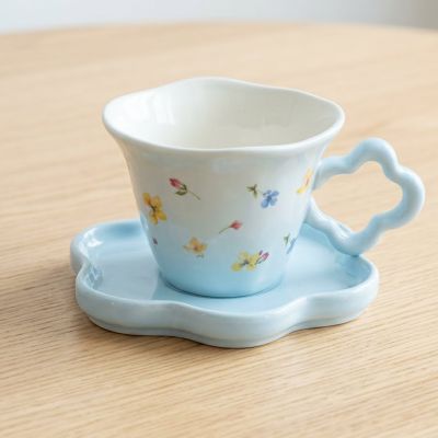  طقم فنجان وصحن سيراميك أزرق سماوي بنقوش زهور ريفية ومقبض على شكل وردة.& Baby Blue Ceramic Cup and Saucer Set with Vintage Floral Patterns and Flower-Shaped Handle.