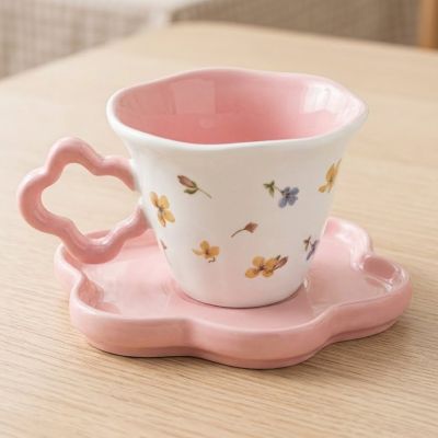 طقم فنجان سيراميك أبيض بنقوش زهور ريفية مع صحن ومقبض باللون الوردي.&: White Ceramic Cup with Vintage Floral Patterns, Pink Handle and Saucer Set.