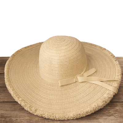  قبعة شمس خوص عريضة الحافة بمظهر منسل وشريط فيونكة.& Wide-brim straw sun hat with frayed edges and bow ribbon.