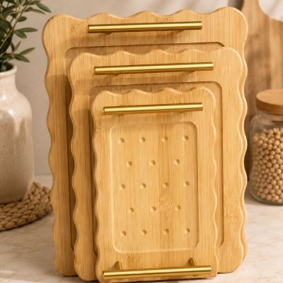 طقم صواني تقديم خشبية بحواف مموجة (3 قطع).  & : 3-Piece Wavy Wooden Serving Tray Set.
