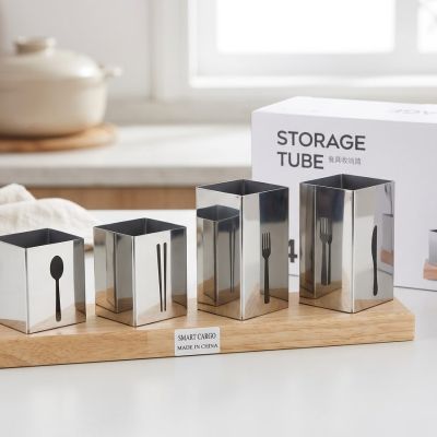 طقم حامل ومنظم أدوات مائدة ستانلس ستيل مكون من 4 قطع مع قاعدة خشبية.  & : 4-Piece Stainless Steel Cutlery Holder Set with Wooden Base.