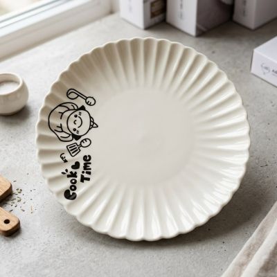 طبق سيراميك مضلع بطبعة كرتونية (صحن تقديم وعشاء مزخرف).  & Ceramic Fluted Dinner Plate with Cute Cartoon Print.