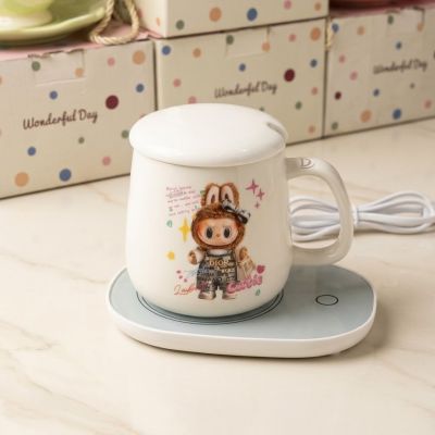 طقم كوب (مج) سيراميك أبيض مع قاعدة تسخين كهربائية ذكية.  & : White Ceramic Mug Set with Smart Electric Heating Coaster