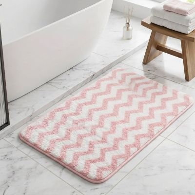 : سجادة حمام بنقشة زجزاج ابيض و بينك &  Zigzag Pattern Bath Mat
