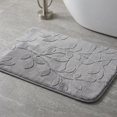 مشاية حمام رمادية بتصميم أوراق شجر بارز & : Gray Bath Mat with Embossed Leaf Design