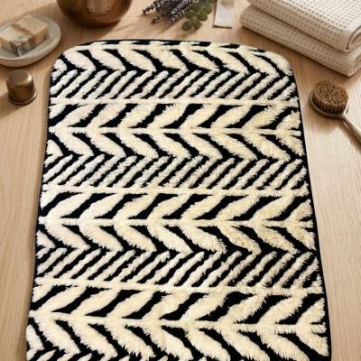: مشاية حمام بتصميم هندسي متباين (أبيض وأسود)  &  Geometric Patterned Bath Mat (Black & White)