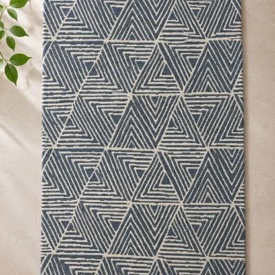مشاية حمام بنقوش هندسية مثلثية  باللون الكحلي & Geometric Triangle Pattern Bath Mat