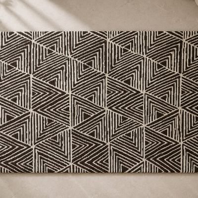 مشاية حمام بتصميم هندسي مثلثي باللون البني & : Geometric Triangle Pattern Bath Mat in Brown