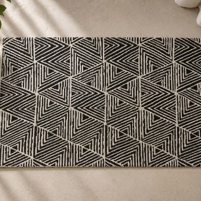 مشاية حمام بتصميم هندسي مثلثي باللون الأسود  &  Geometric Triangle Pattern Bath Mat in Black