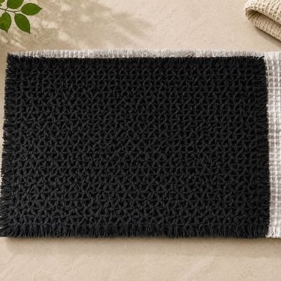 مشاية حمام سوداء بنسيج بارز وحواف مزينة بشراشيب  & : Black Textured Bath Mat with Fringed Edges